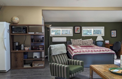 Woodland Hills Apartment | Private entry in peaceful Woodland Hills neighborhood.