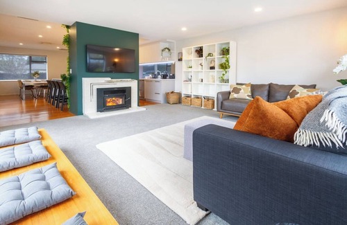 Christchurch House | Private Family City Retreat, Sleeps 8