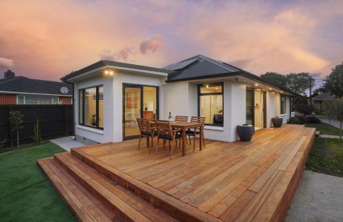 Christchurch House | Private, Family-Friendly Home, 4BR by Airport & Free Parking