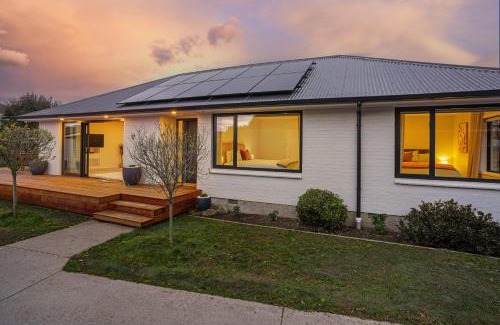Christchurch House | Private, Family-Friendly Home, 4BR by Airport & Free Parking