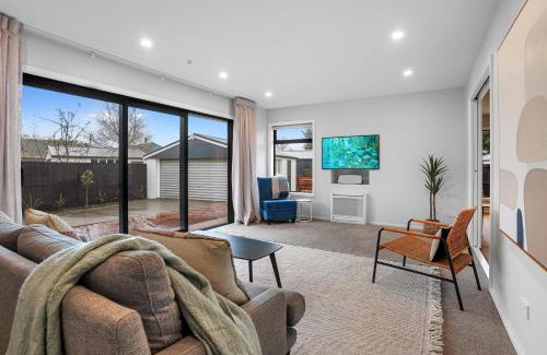 Christchurch House | Private, Family-Friendly Home, 4BR by Airport & Free Parking