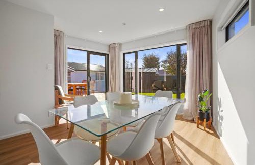 Christchurch House | Private, Family-Friendly Home, 4BR by Airport & Free Parking