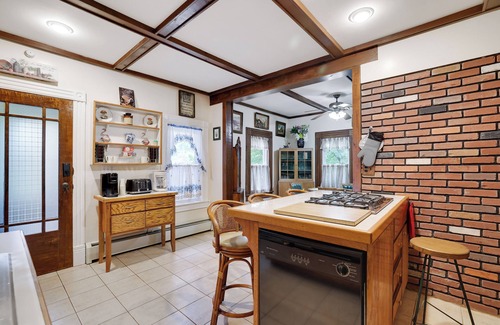 Beach Lake House | Private Farm House with Pond and A/C in Beach Lake