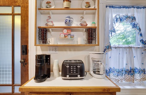 Beach Lake House | Private Farm House with Pond and A/C in Beach Lake