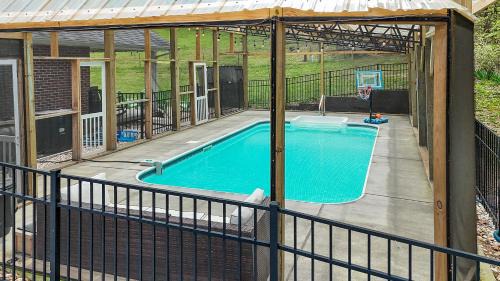 Dandridge House | Private Farmhouse with Hot Tub