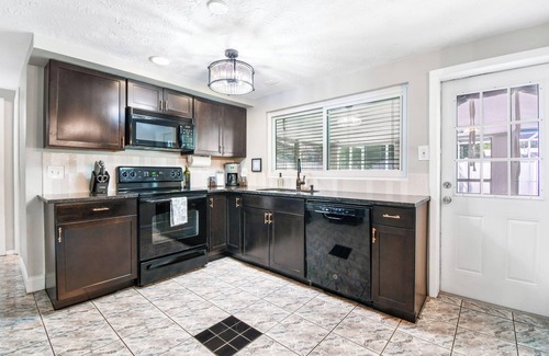 New Port Richey House | Private Fenced Backyard Oasis w/Pool, Firepit & Patio-3 King Beds & 3 Full Bath