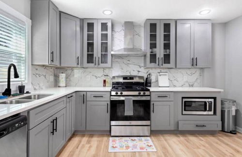 Atlanta Apartment | Private Fenced Yard Fireplace Free Parking