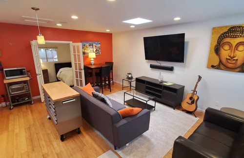 Van Nuys House | Private full guest house 30 days or more ONLY!