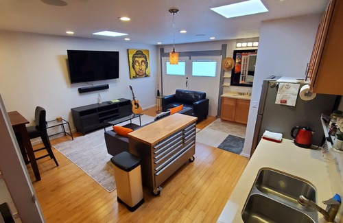 Van Nuys House | Private full guest house 30 days or more ONLY!