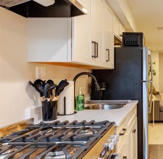 Capitol Hill Apartment | Private Garage Parking and King Bed - Walk to Metro
