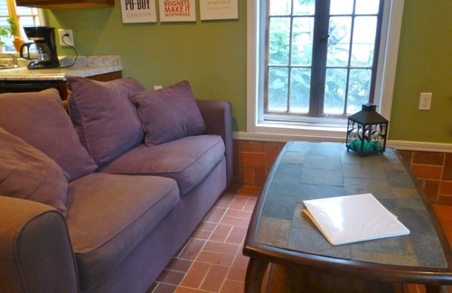 Carrollton Apartment | Private Garden Apartment 1 Block off St. Charles