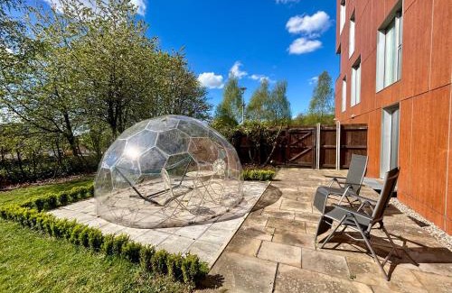 Cheetham Hill Apartment | Private Garden Apartment with Geodome