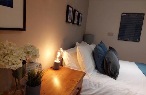 Christchurch Apartment | Private Garden Lodge in Christchurch, Dorset for 4 - dogs welcome!