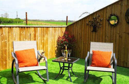 Stamford Apartment | Private Garden Room - Rural Village