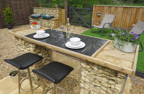 Stamford Apartment | Private Garden Room - Rural Village