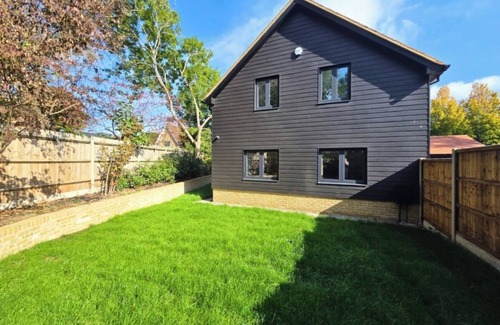 Great Amwell House | Private gated 5-bedroom home in stunning village location.