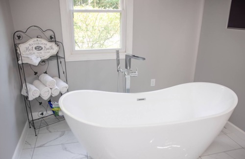 Bethlehem House | Private, gated country home with outdoor pavilion & EV charger - dog-friendly