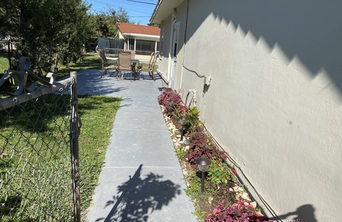 Coral Springs House | Private Getaway 2 bedrooms and 1ba Guesthouse Self Check-in Free Parking & WiFi