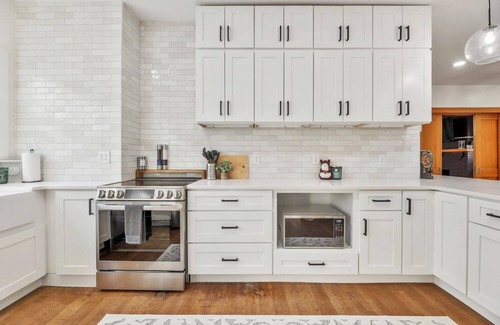 College Hill House | Private Getaway with heated pool, Hot Tub & Designer Touches, Walkable Dining