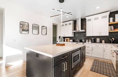 Riverton House | Private Getaway with Theater Room, Hot Tub, Dry Sauna, 7 bedrms, 4 bathrms