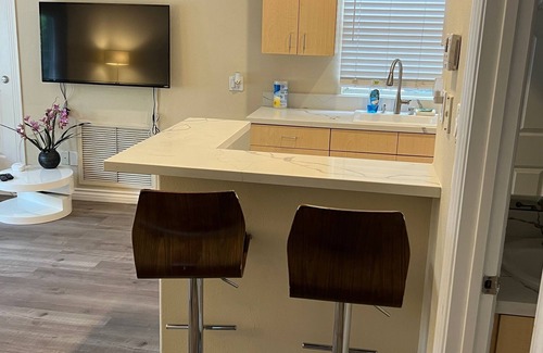 Lake Balboa House | Private GH home for 4 with TV, AC and WiFi close to Universal Studio/Hollywood