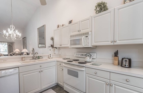 Sarasota Condo | Private Golf Club | Gated | 5 Pools | Restaurant | Clubhouse | Heritage Oaks Ideal Seasonal Rental!
