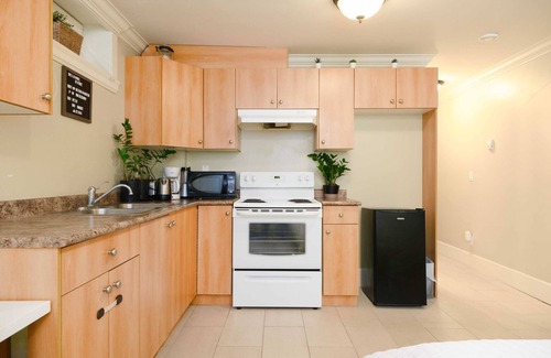 Vancouver South Apartment | Private Guest House in Prime Central Location