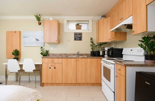 Vancouver South Apartment | Private Guest House in Prime Central Location
