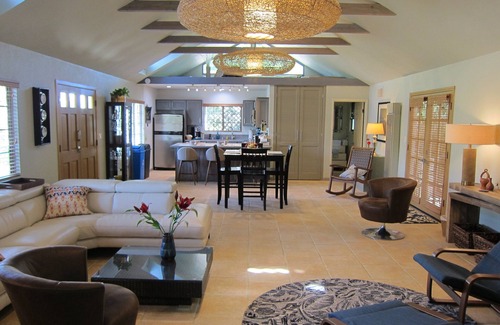 Northridge House | Private guest House1bd 2bath= 24/7 check-in =Hi Speed Wi-Fi= Full Kitchen=Gated