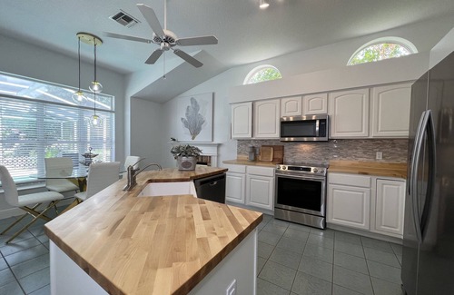 The Villages House | Private Heated Pool and Hottub , Pet Friendly, New Golf Cart , Close to shopping