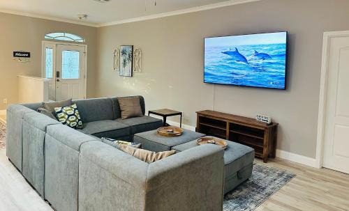Vero Beach South House | Private Heated Pool & Beach House, 3 King Beds, TVs in all rooms, BBQ, Screened in Pool, 15 min to Beach, Private Neighborhood, 1000mbps WiFi