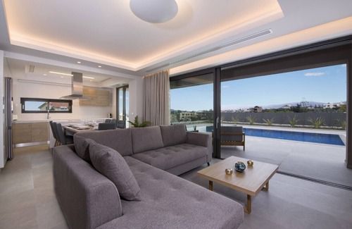 Kato Galatas Villa | Private Heated Pool★Brand New Lux villa★Sauna & Jacuzzi★Walk to Everything★BBQ