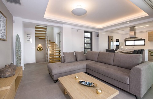 Kato Galatas Villa | Private Heated Pool★Brand New Lux villa★Sauna & Jacuzzi★Walk to Everything★BBQ