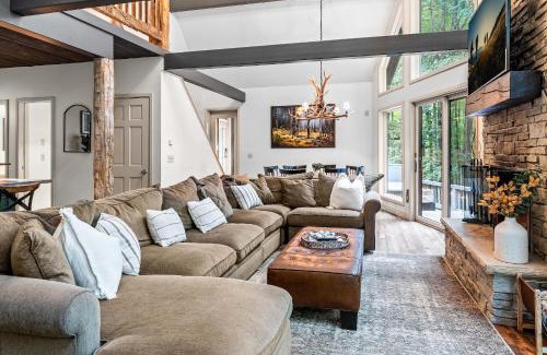 Ellicottville Ski Chalet | Private Hideaway with Hot Tub - Stylish & Serene
