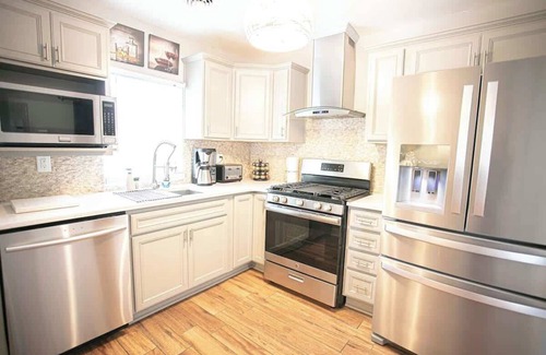Roanoke Apartment | Private Hilltop House in Central Downtown Roanoke