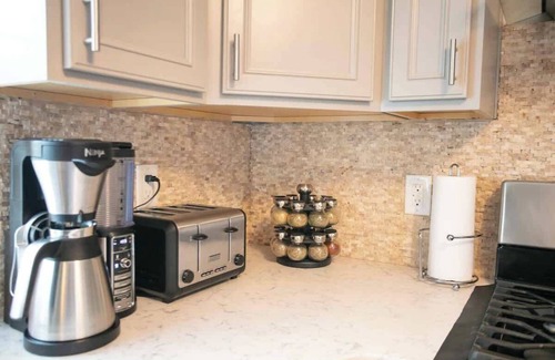 Roanoke Apartment | Private Hilltop House in Central Downtown Roanoke