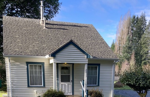 Olympia House | Private Historic Farm house on over 1 acre in the city