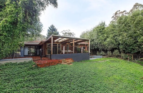 Cockatoo House | Private Holiday Home With Rain Forest Creek View