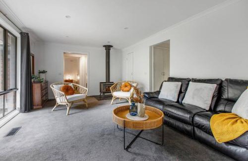 Cockatoo House | Private Holiday Home With Rain Forest Creek View