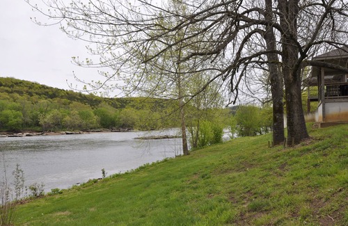 Buffalo City House | Private home on the bank of the White River