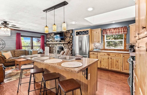 Jenkins House | Private Home Right on the Lake! Bring Your Boat, Pool, and Amazing Views