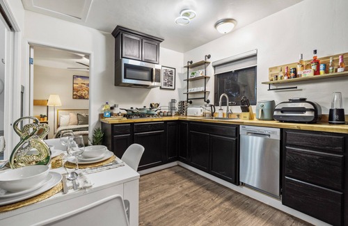 Valencia Park House | Private Home w King Bed, Hot Tub, Parking 1BR/1Bth