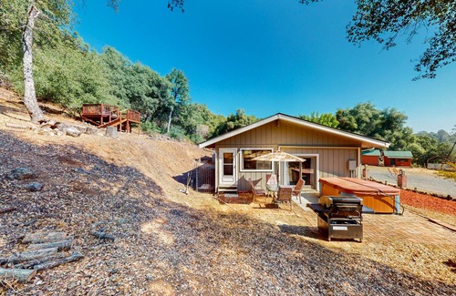 Jamestown House | Private home with peek-a-boo Yosemite views - near outdoor recreation