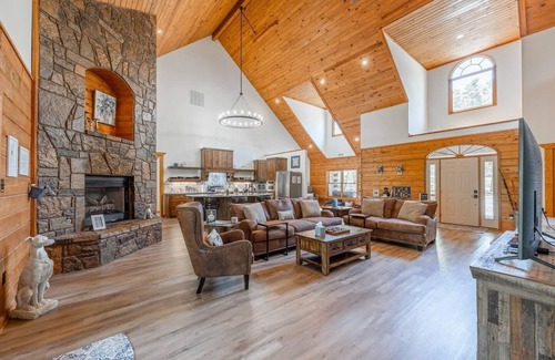 Pearcy Cabin | Private Hot Springs Cabin on Pond w/Game Room!