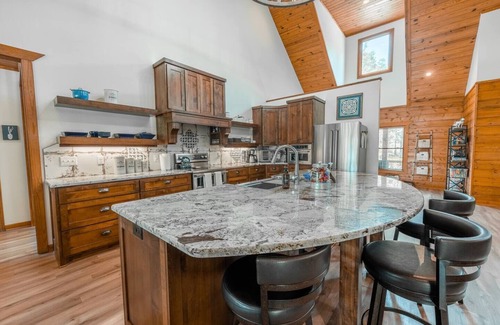 Pearcy Cabin | Private Hot Springs Cabin on Pond w/Game Room!