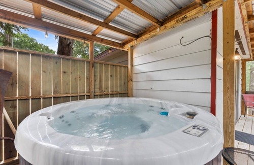 Branson Cottage | Private Hot Tub and Fire Pit - SADIE'S COTTAGE