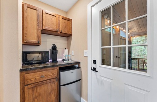 Branson Cottage | Private Hot Tub and Fire Pit - REFLECTIONS COTTAGE