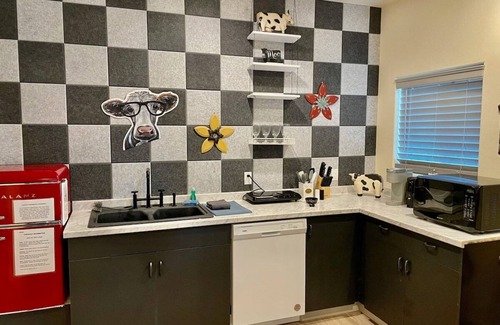 Ahwahnee Apartment | Private HOT TUB/BBQ/Sleeps 2/Crazy Cow