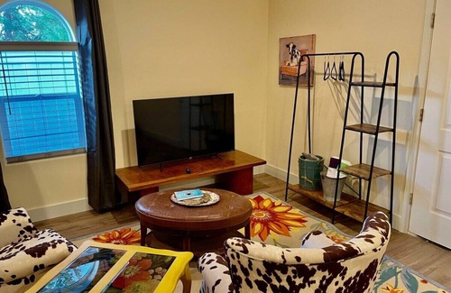 Ahwahnee Apartment | Private HOT TUB/BBQ/Sleeps 2/Crazy Cow