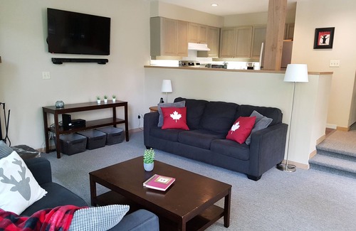 Blackcomb House | Private Hot Tub. Bring Your Dog! Spacious Ski-in Townhome close to Lost Lake.